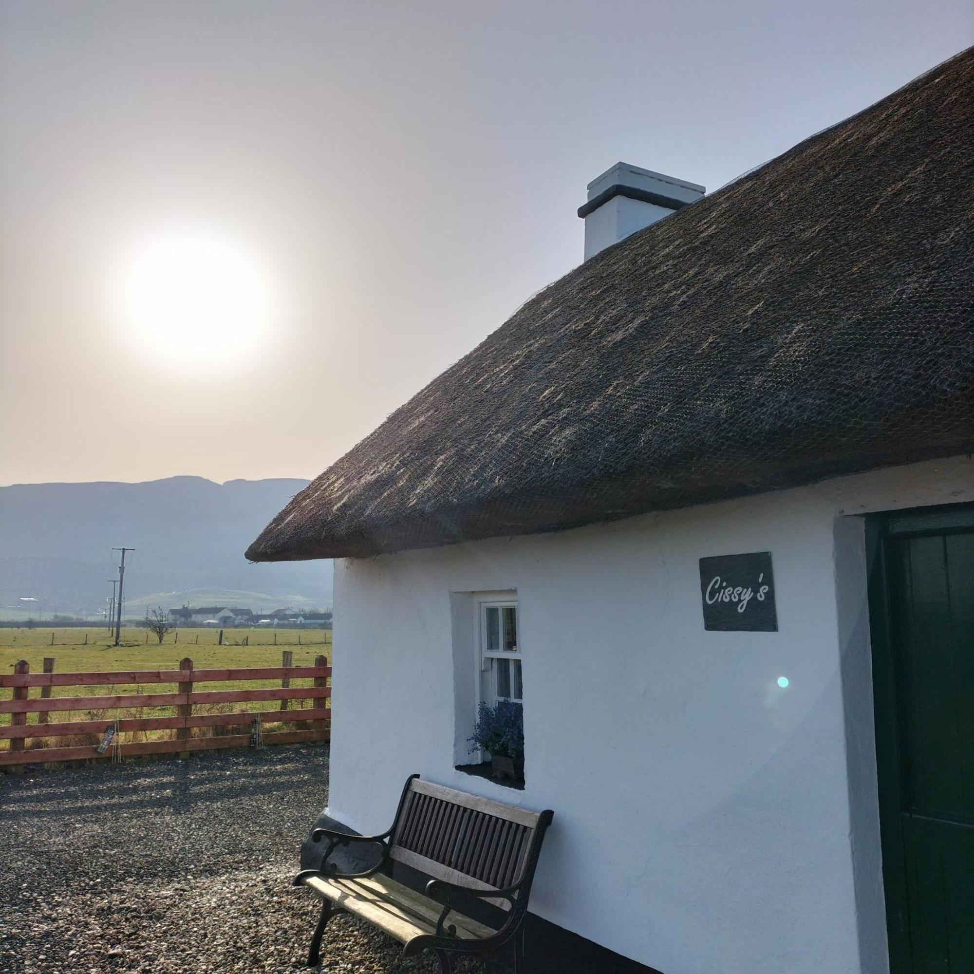 Cissy'S Cottage - Traditional Thatched Cottage, Near To Beach Aghanloo Extérieur photo