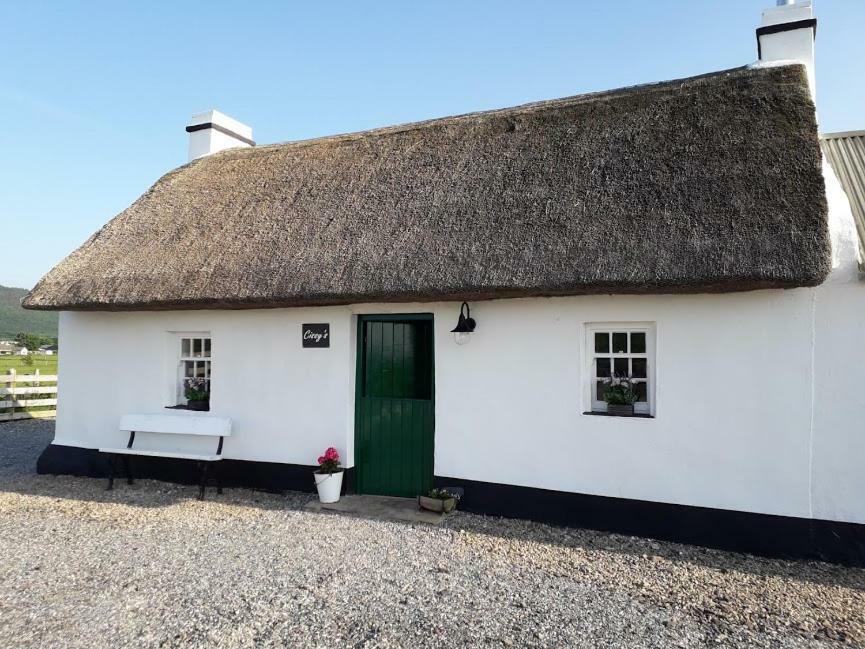 Cissy'S Cottage - Traditional Thatched Cottage, Near To Beach Aghanloo Extérieur photo